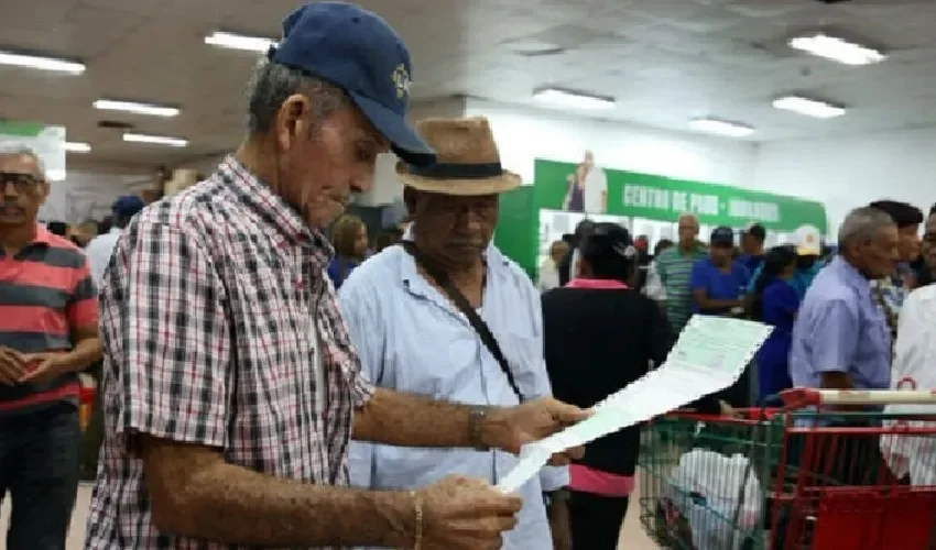 Los jubilados madrugan para hacer efectivo sus pagos. 