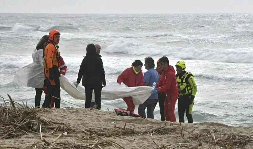 Personal y voluntarios resctan cuerpos. 