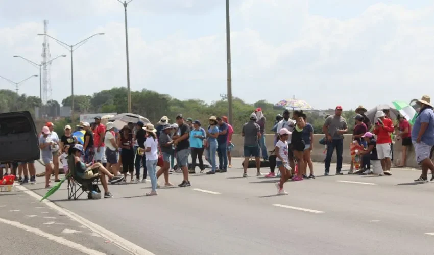 Sillas, pancartas y hasta pailas se vio en la protesta. 