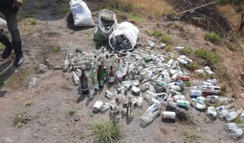 Las áreas comunes están llenas de basura. 