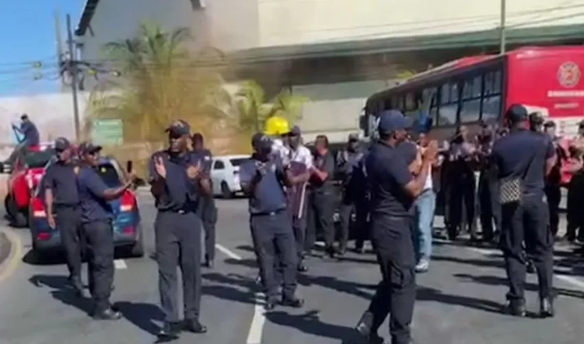 Los bomberos esperan con ansias sus pagos. 