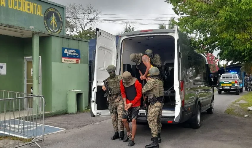 Policía durante el intercambio. 