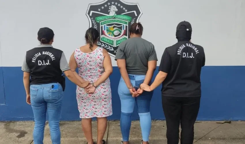 Las mujeres fueron conducidas por personal de la Policía Nacional. 