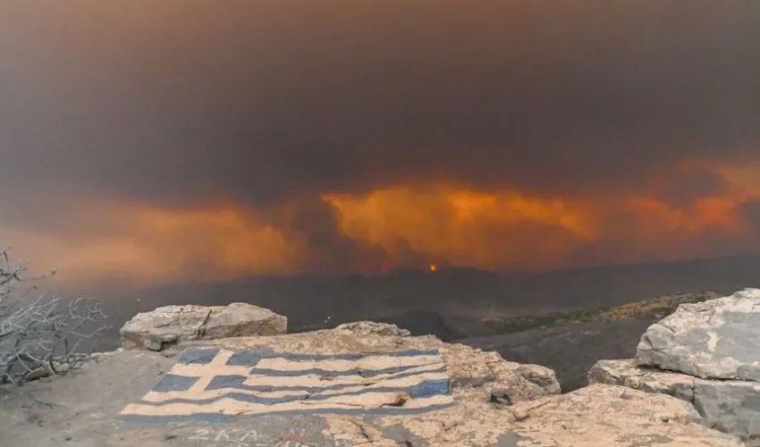 El fuego mantiene preocupada a las autoridades. 