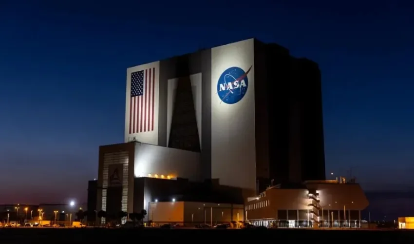 Una vista del edificio de ensamblaje de vehículos de la NASA en el Centro Espacial Kennedy en Cabo Cañaveral, Florida, EE.UU., en una fotografía de archivo. EFE/EPA/Cristóbal Herrera-Ulashkevich