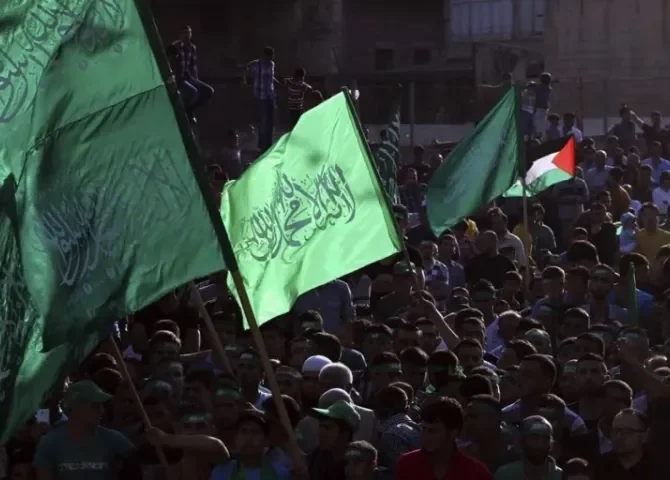   Palestinos ondean banderas de Hamás en Nablus (Cisjordania), en una imagen de archivo. EFE/Alaa Badarneh  